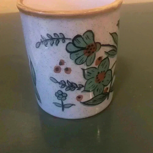 Vintage speckled stoneware with painted flower motif coffee/tea mug - Picture 5 of 6